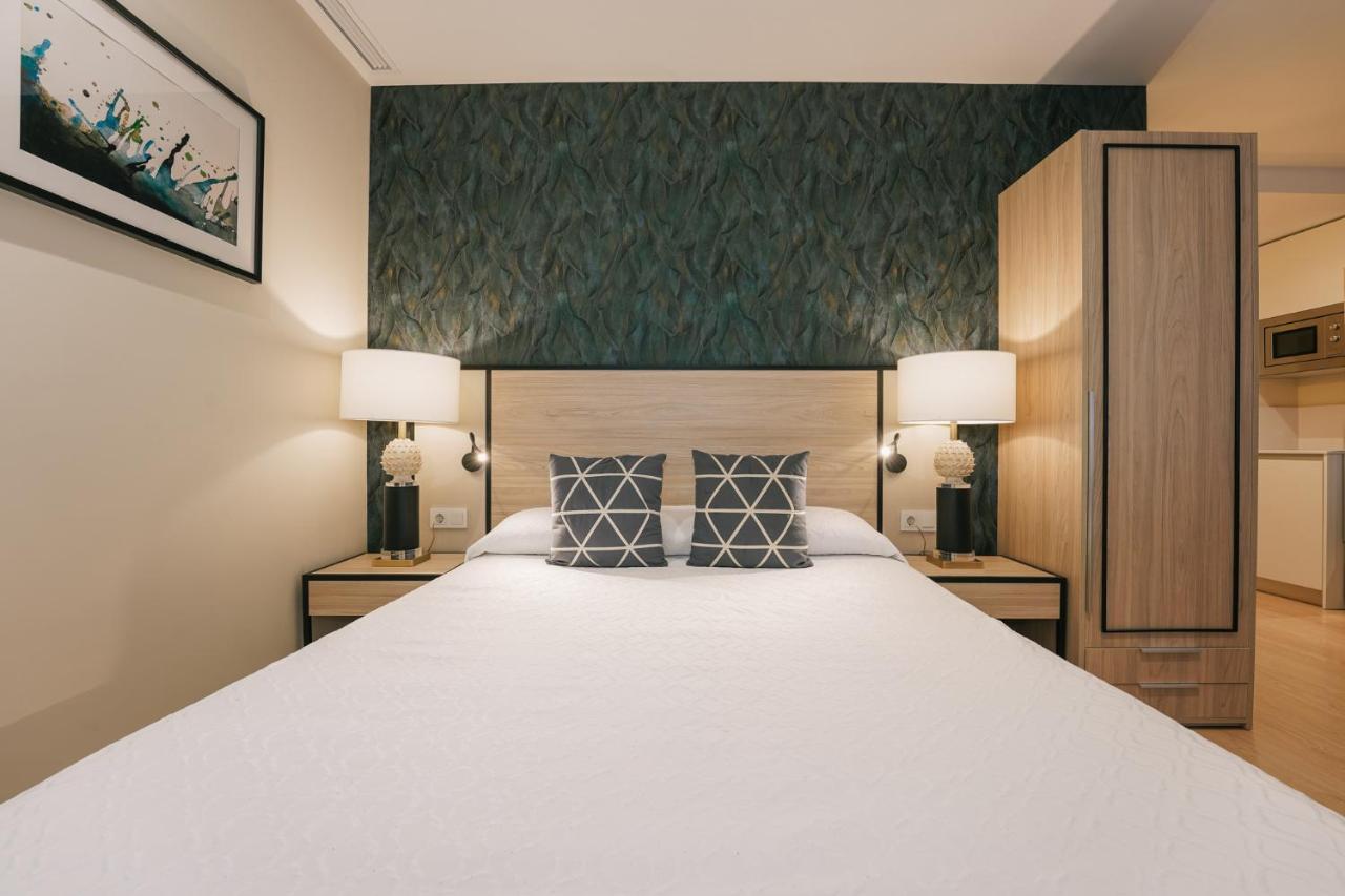 Debambu Atarazanas Aparthotel Малага Екстериор снимка